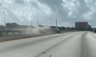 Lái xe say xỉn, lái ôtô đâm dải phân cách gãy bánh