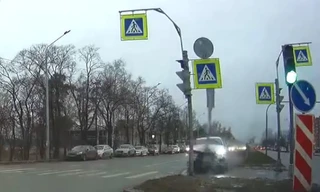 Ôtô lao 'như tên bắn', khiến 10 xe liên lụy