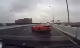 Siêu xe Ferrari phóng nhanh, mất lái trên cao tốc