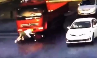 Cô gái thoát chết dưới gầm xe tải nhờ 'tuyệt kỹ'