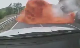 Cua gấp tốc độ cao trên đường đèo, container đổ sập