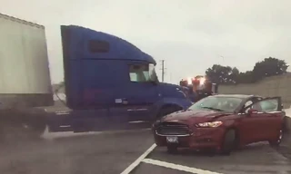 Xe container mất lái đâm vào hiện trường tai nạn