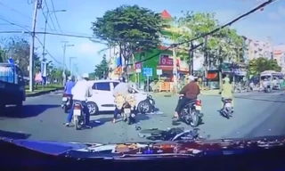 Lao vào ôtô, người lái xe máy 'bay như chim'