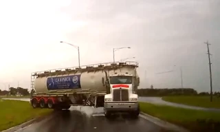 Xe bồn bất ngờ mất lái trên đường mưa