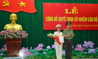 Thiếu tướng Lê Tấn Tới, Cục trưởng Cục Tổ chức cán bộ trao quyết định của Bộ trưởng Công an bổ nhiệm thượng tá Võ Thị Hoài Ngọc giữ chức vụ Phó Giám đốc Công an Đồng Tháp.