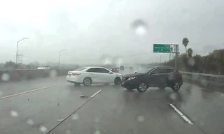 Tăng tốc trên đường mưa, SUV Nissan 'gây họa' cho Toyota Camry