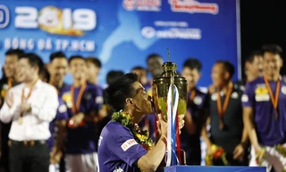 Văn Quyết hôn Siêu Cup, Duy Mạnh được cõng lên nhận giải