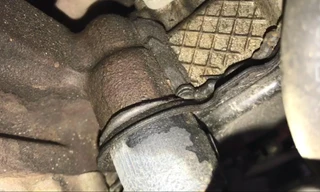 Ô tô bị rò rỉ dầu và nỗi lo hết bảo hành