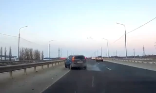 Ôtô tạt đầu khiến SUV mất lái