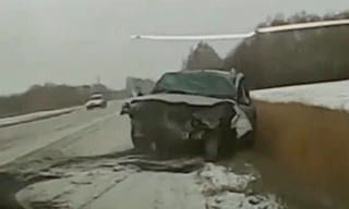 Mất lái trên đường trơn trượt, sedan khiến SUV 'vạ lây'