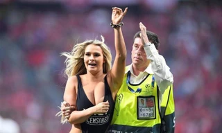 Người mẫu khoả thân làm náo loạn chung kết Champions League là ai?