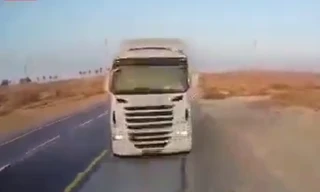 Tài xế ngủ gật khiến xe tải lao vào ôtô ngược chiều