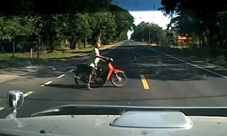 Thót tim xe máy băng qua đường sát mũi ôtô 