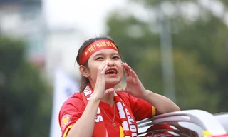 Mặc mưa gió, hàng trăm CĐV ra đường tiếp lửa cho tuyển Việt Nam