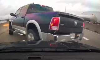 Chuyển làn không quan sát, xe bán tải nhận 'cái kết đắng'