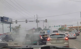 Chạy trốn cảnh sát, húc xe trên đường 'như phim hành động'