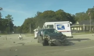 Qua giao lộ ẩu, Toyota Corolla bị xe container đâm mạnh