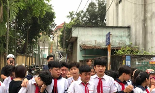 Đau thương, nước mắt trải dọc con phố tiễn đưa 8 học sinh chết đuối ở Hoà Bình