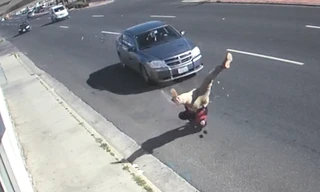 Húc vào ôtô quay đầu, lái xe máy văng xa hàng chục mét