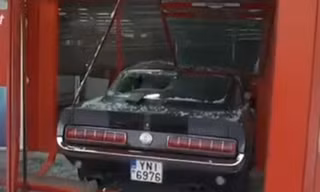 Bỏ lại Ford Mustang cổ giá trị để trộm 3 bộ máy chơi game