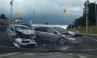 Vượt đèn đỏ, hai SUV lao đầu vào nhau cực mạnh