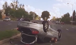 'Chạm nhẹ' vào Porsche 911, ôtô mất lái rồi lật ngửa