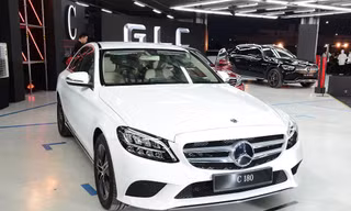 Mercedes-Benz C180 phả hơi nóng lên sedan phân khúc D