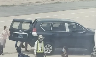 Hé lộ nguồn gốc xe biển xanh đón Phó bí thư sát máy bay