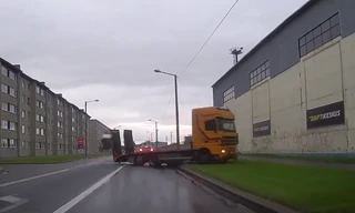 Xe đầu kéo mất lái trên đường mưa, lao vào tường