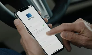 Người dùng có thể mở khóa ôtô với tính năng CarKey mới trên iOS 14. Ảnh: The Verge