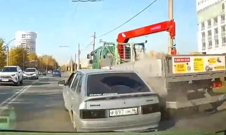 Vượt xe vội vàng, sedan phải nhận 'cái kết đắng'