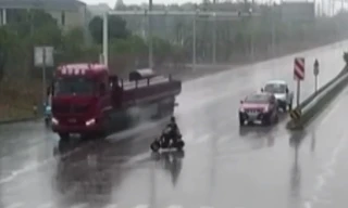 Cậu bé 14 tuổi vượt đèn đỏ, suýt nằm dưới bánh xe đầu kéo