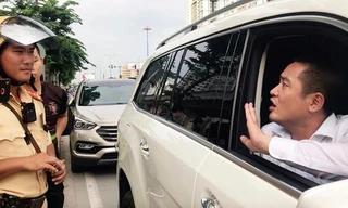 Người ôm nhiều cọc tiền cố thủ trên chiếc Mercedes giá 5 tỷ là ai?