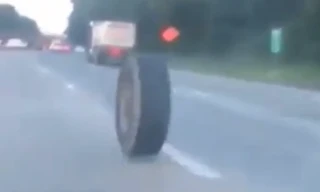 Lốp ôtô lăn tự do trên cao tốc khiến xe Jeep 'vạ lây'