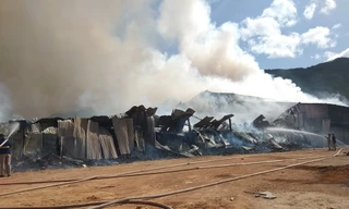 Cháy lớn ở khu công nghiệp Phú Tài, cột khói cao hàng trăm mét