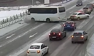 Xe khách đánh lái tránh quá đà và cái kết đắng