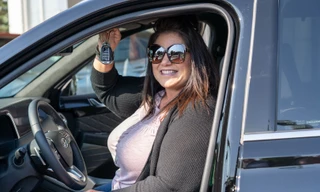 Nhận nuôi 4 đứa trẻ, cặp vợ chồng được tặng ôtô tiền tỷ