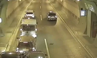 Ôtô 'nổi hứng' dừng lại giữa hầm gây ra tai nạn liên hoàn