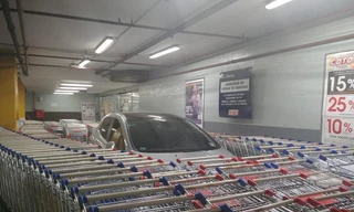 Tài xế đỗ xe 'nghênh ngang', ôtô hết đường ra