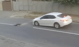 Cậu bé thoát chết dù bị ôtô đâm văng xa hàng mét