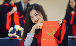 'Chị Ong Vàng' dậy thì gợi cảm, trưởng thành sau 8 năm