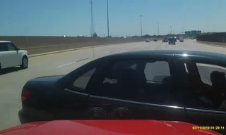 Hai ôtô 'so kè' nhau trên cao tốc và cái kết đắng cho sedan