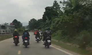 Nhóm 'phượt thủ' dàn hàng ngang không cho ôtô phía sau vượt