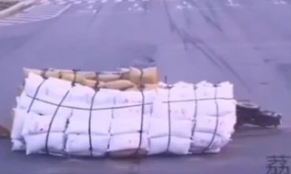 Chở hàng quá tải, xe kéo gãy bánh đổ sập