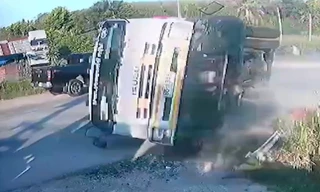 Xe tải mất lái rồi lật ngang ở 'khúc cua tử thần'