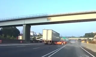 Xe thể thao Chevrolet Corvette mất lái, va chạm hai lần liên tiếp