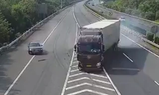 Dừng xe giữa cao tốc, ôtô gây họa cho xe tải