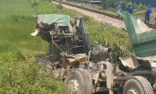 Tàu hỏa tông xe ben 'bay' 10 m, tài xế tử vong trong cabin bẹp nát