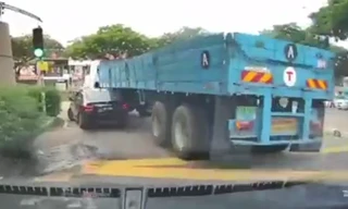 Sedan bị xe tải ép kiểu 'bánh mỳ kẹp thịt'