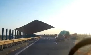 Đột nhiên bị tấm ván đập vào kính chắn gió